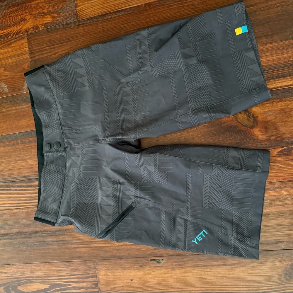 Yeti Black Patterned Women's Bike Shorts